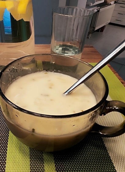 Foto von einer Suppentasse gefüllt mit Spargelcremesuppe.
