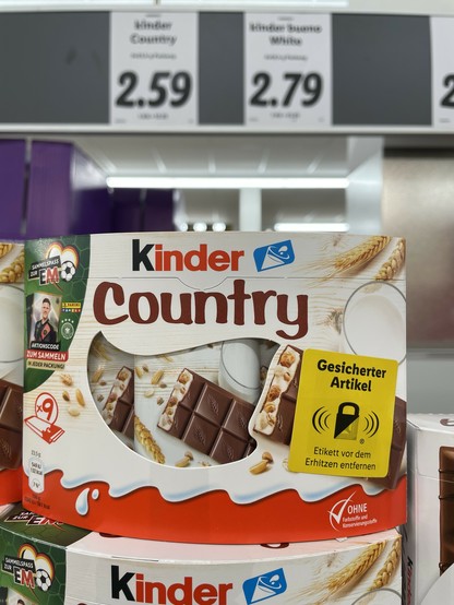 Eine Schachtel mit Kinder Country-Schokoladenriegeln in einem Ladenregal mit einem Sicherheitsetikett mit der Aufschrift 
