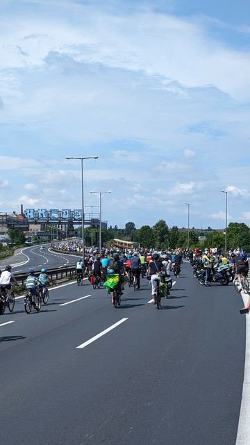 Die A100 auf Höhe des Tempelhofer Feldes. beide Richtungen gesperrt, Richtung Westen sind tausende von Radfahrenden zu sehen denn heute gehört die Autobahn nicht den Autos.