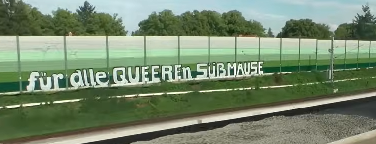 Graffito auf einer Lärumschutzwand an an einer Bahnstrecke: 