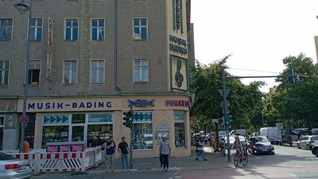 Eckhaus Karl-Marx-Straße vis à vis Karl-Marx-Platz alter Musik-Bading Laden
