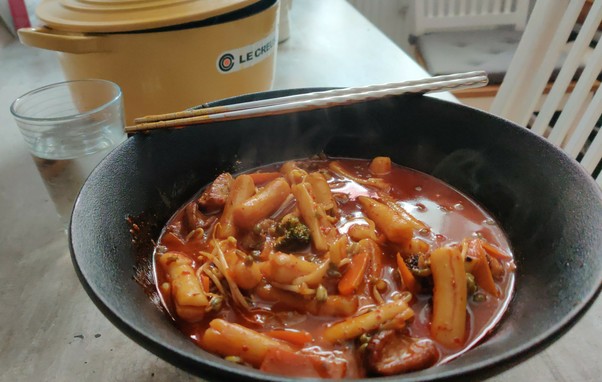 A bowl with Tteokbokki.