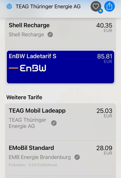 Das Bild zeigt einen Bildschirm, der verschiedene Laderaten von Elektrofahrzeugen von verschiedenen Anbietern zeigt. Die aufgeführten Preise beinhalten Shell Recharge für 40,35 EUR, EnBW Ladetarif S für 85,81 EUR, TEAG Mobil Ladeapp für 25,03