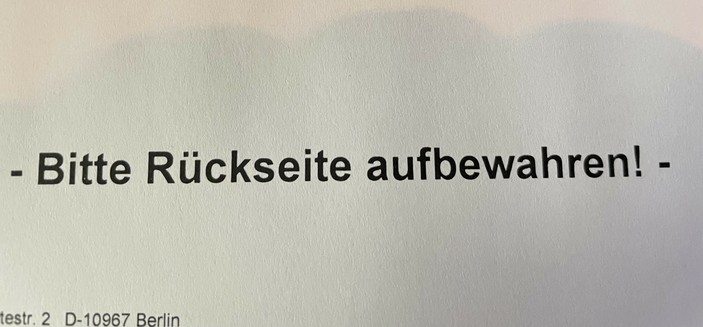 Kopfzeile eines Briefes auf dem in fetten Lettern steht „Bitte Rückseite aufbewahren!“